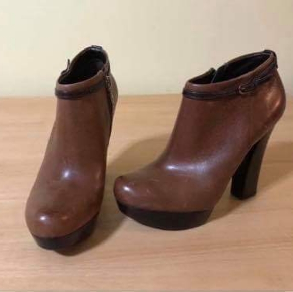 8.5 Guess Leather Boots - Picture 2 of 4